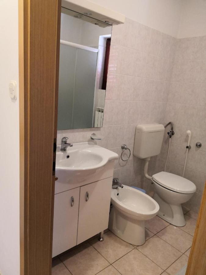 Laura And Nevio Apartments And Rooms Cres Εξωτερικό φωτογραφία